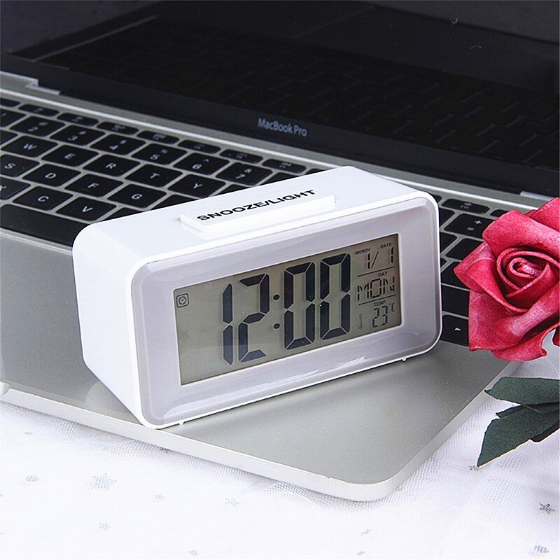 Reloj despertador con esfera luminosa blanca.