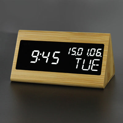 Reloj despertador de madera con diseño de prisma.