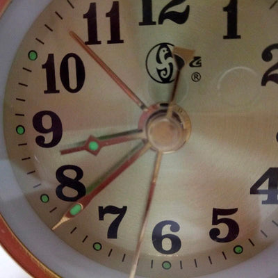 Reloj despertador mecánico vintage con resorte