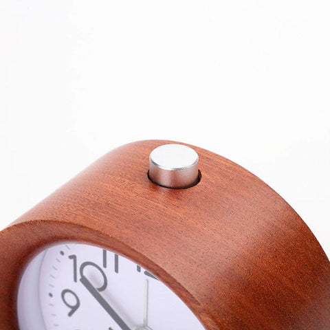 Reloj despertador vintage de madera con agujas