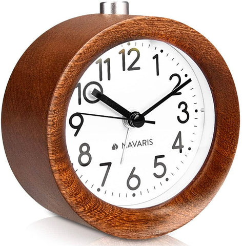 Reloj despertador vintage de madera con agujas