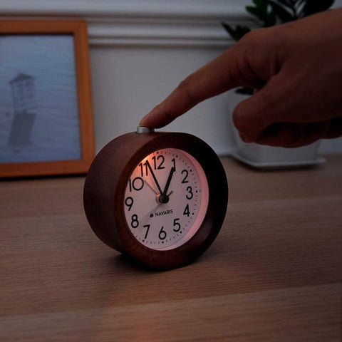 Reloj despertador vintage de madera con agujas